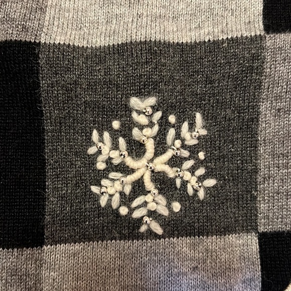 Black/gray checked Christmas cardigan with cute polar bears sporting red scarves - Picture 8 of 10